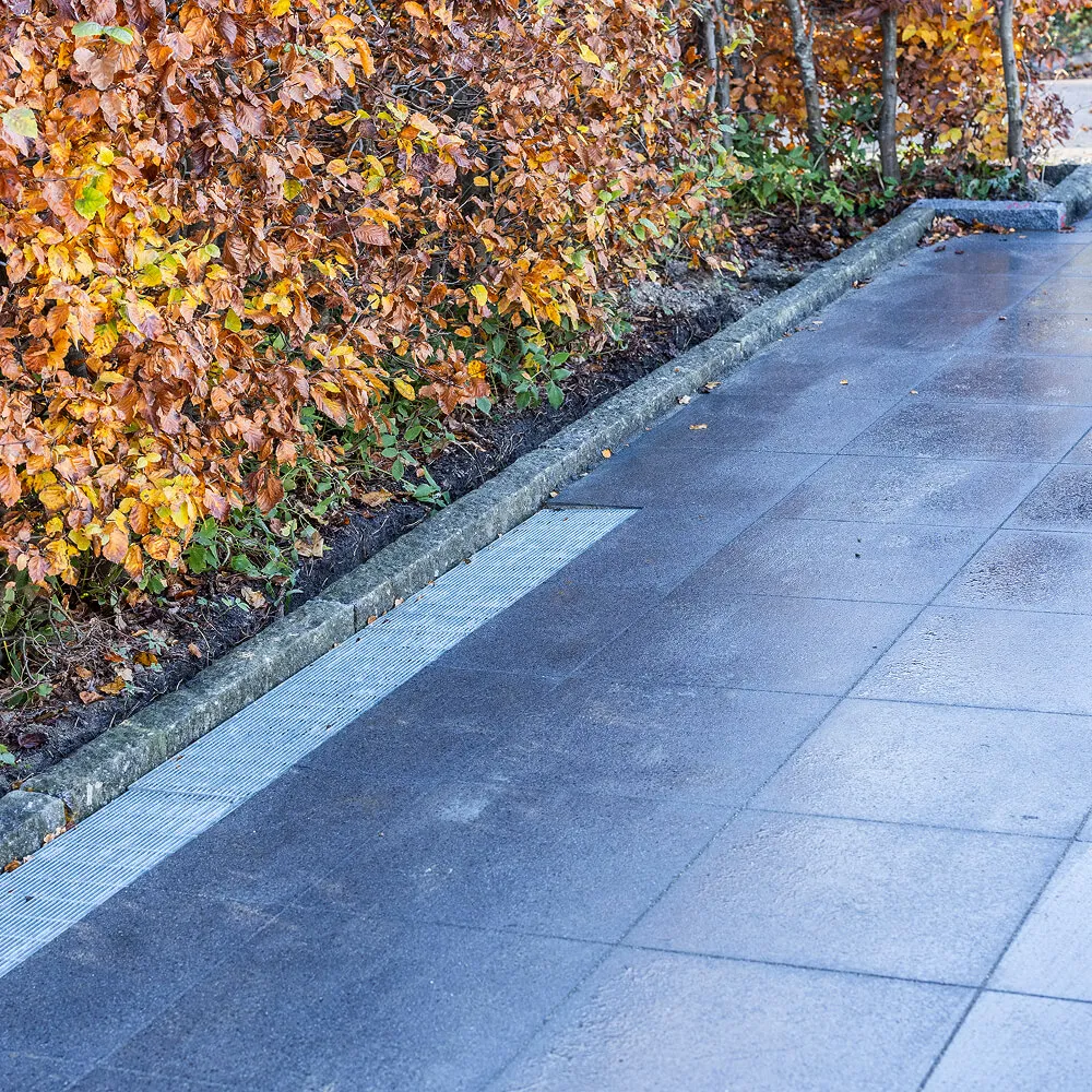 Naturkantsten der danner en flot overgang mellem fliser og have.