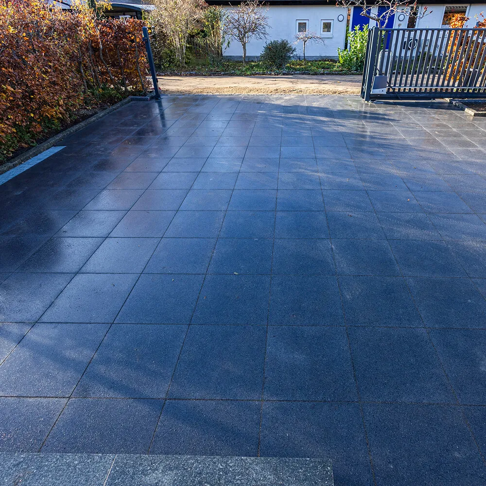 Nærbillede af naturstensbelægning der viser unikke farvenuancer og struktur.