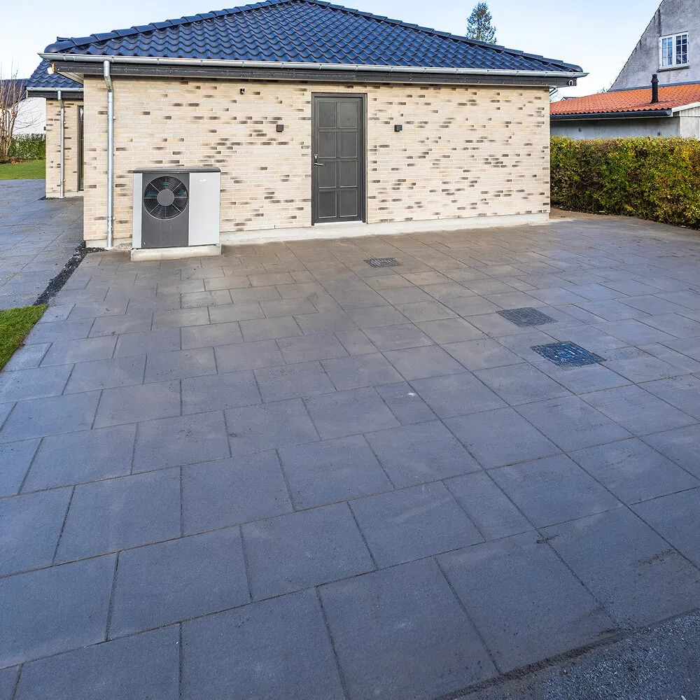 Flot brolægning af indgangsparti og indkørsel ved nybygget hus.