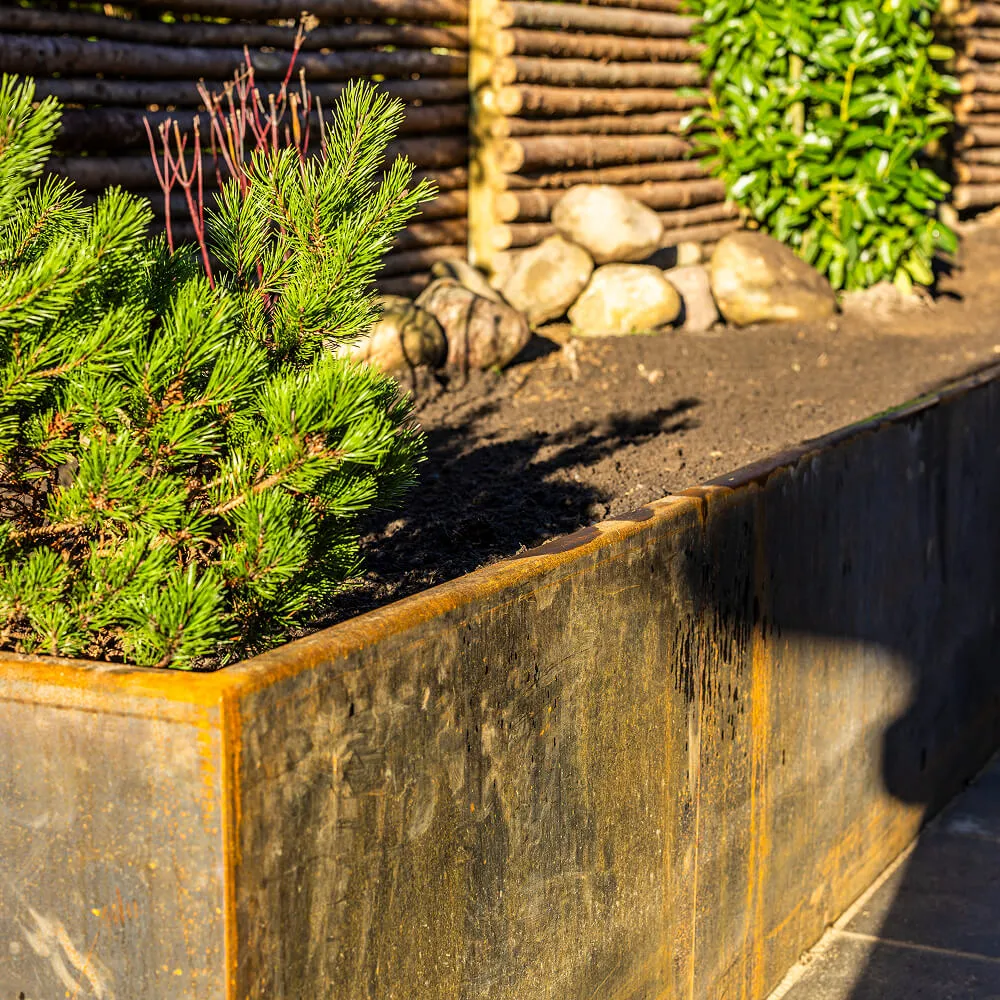 Specialbyggede højbede i stål skaber naturlige rumdelere på terrassen.