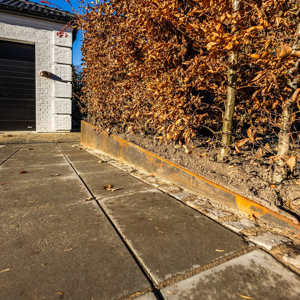 Skarpe linjer i haven markeret med Cortenstål.