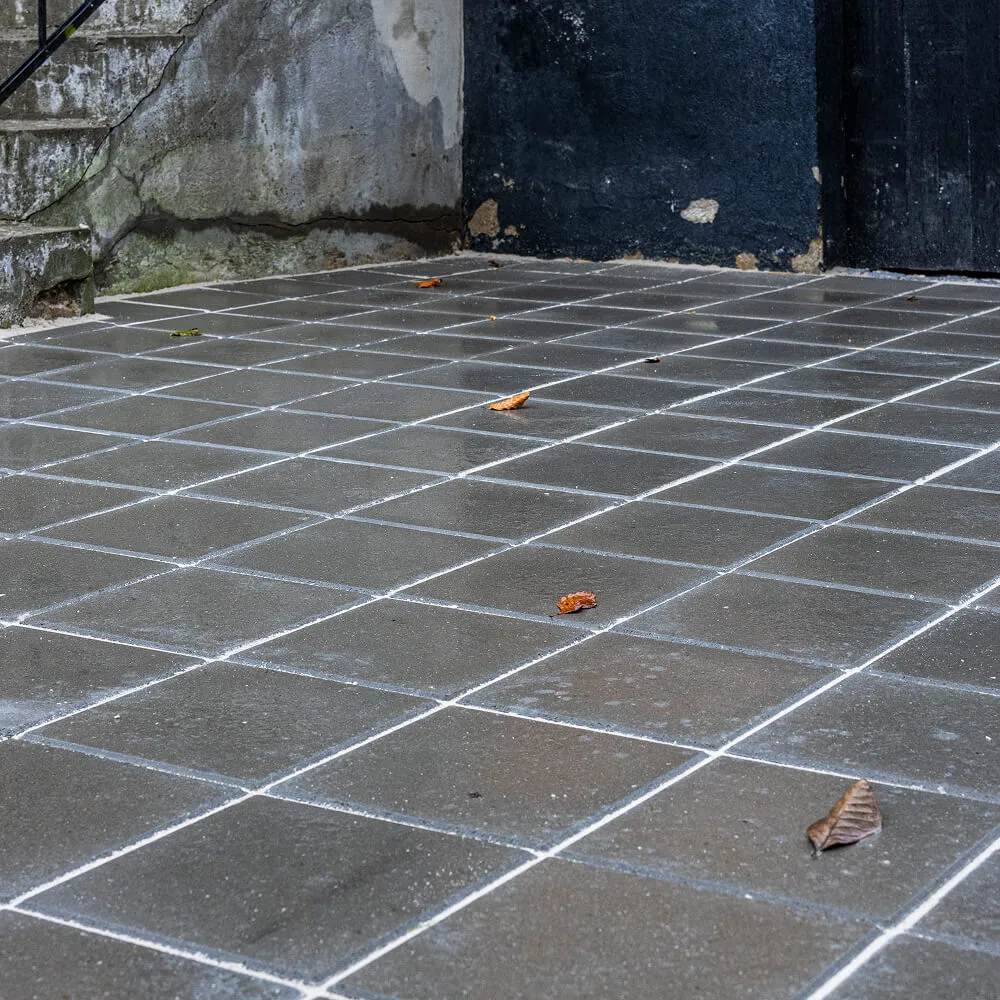 Finish af den faste fuge med fliserne