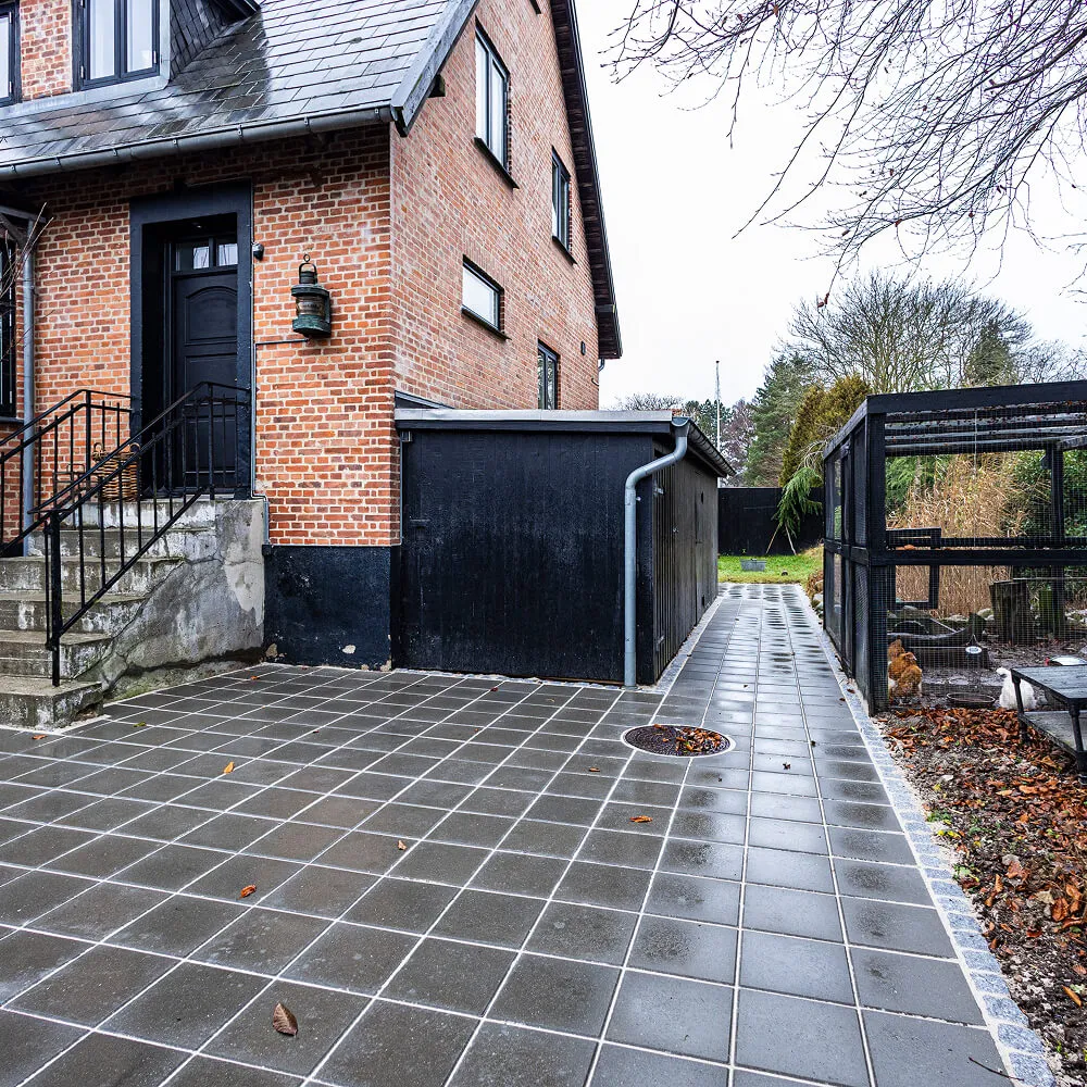 Oversigt over indgangspartiets brolægning.