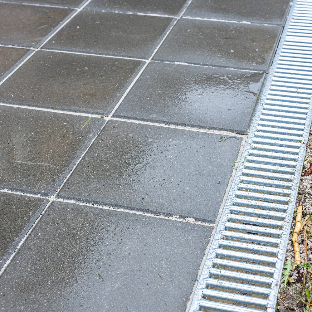 Vandafledning med integreret linjedræn.