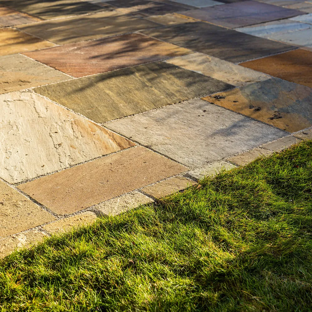 Flot sammenhæng mellem nyanlagt rullegræs og de lyse natursten.