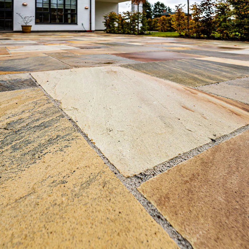 Tæt på-billede af naturstenenes unikke overflade og naturlige struktur.