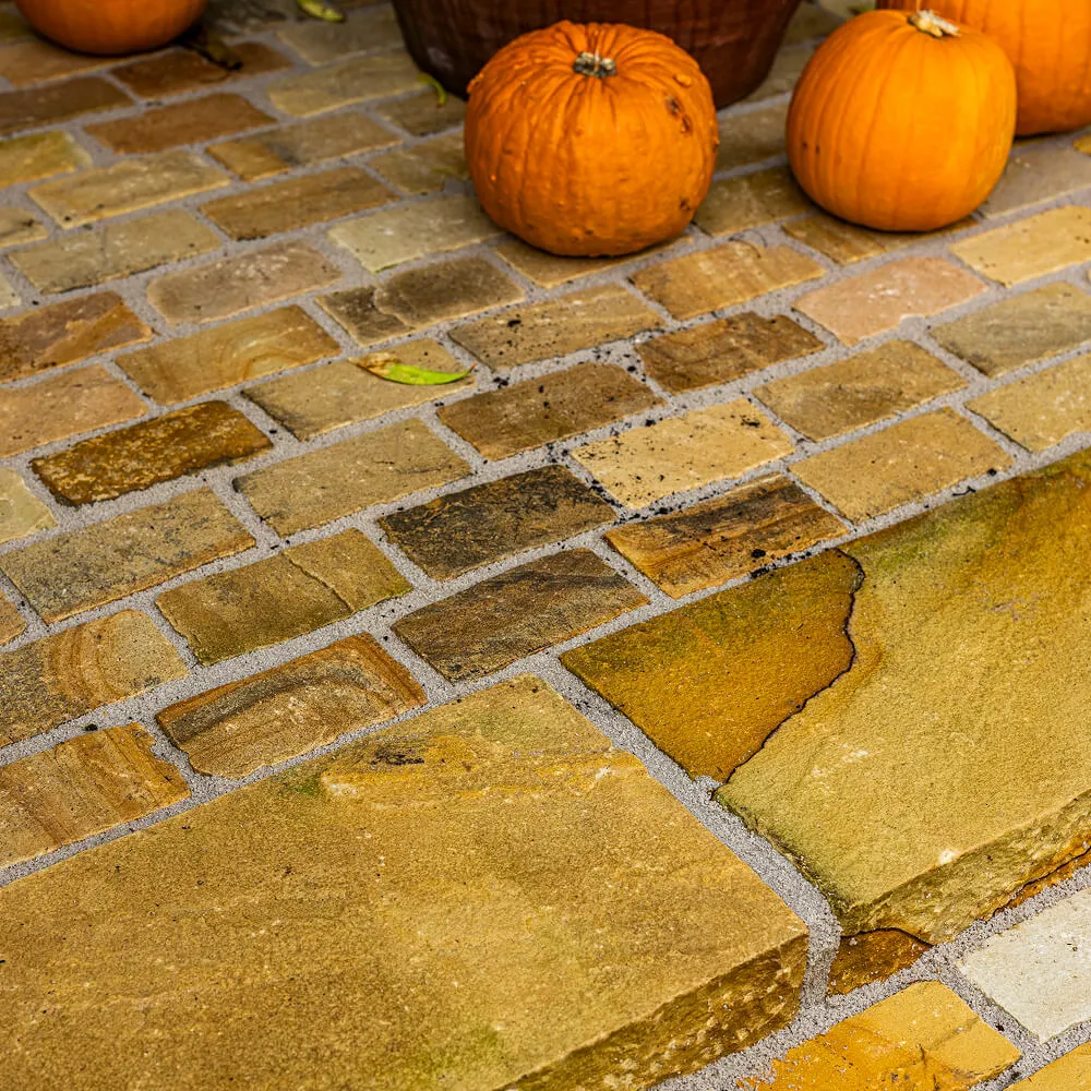 Nærbillede af naturstenenes unikke struktur og det naturlige farvespil.