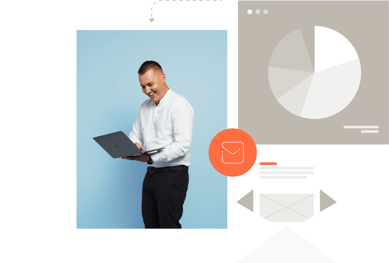 Mężczyzna uśmiechający się i pracujący na laptopie na tle niebieskiego ekranu, obok ikony koperty i wykresu kołowego na szarym tle.