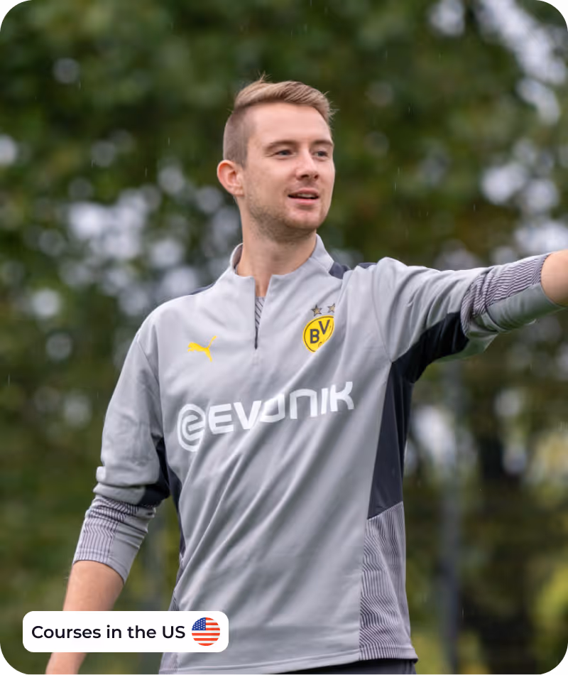 Ein Profi-Fußballtrainer vom BVB, der Graduates des Coachbetter FAW Certificates coached