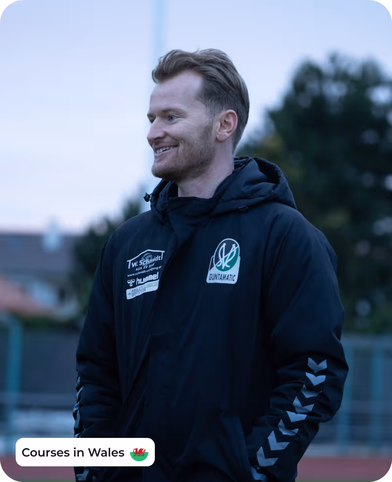 Ein Profi-Fußballtrainer, der Graduates des Coachbetter FAW Certificates coached