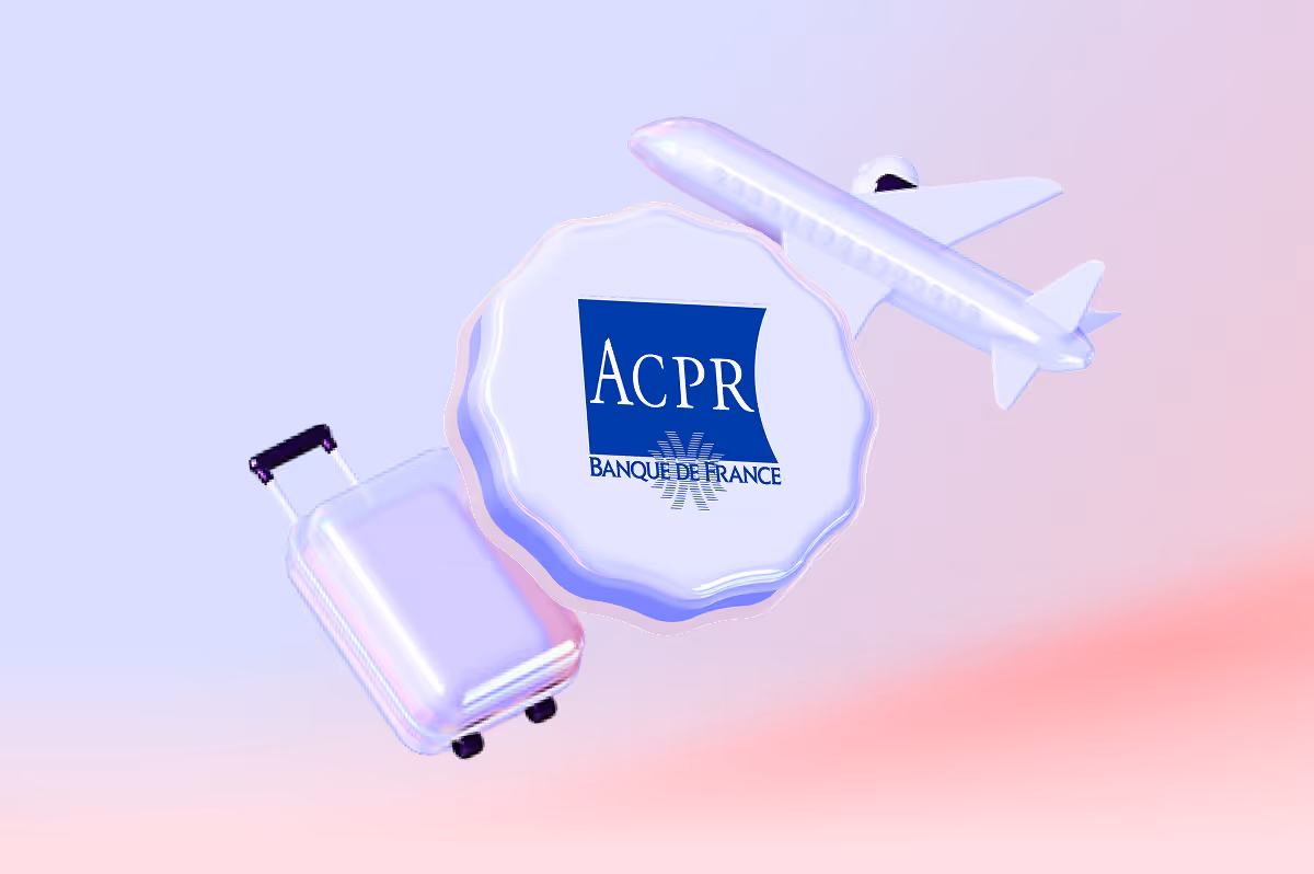 Une valise, un avion et un sceau avec l'acronyme ACPR sur un fond dégradé violet et rose.