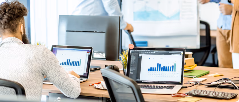 Tecnico che osserva dei grafici di report