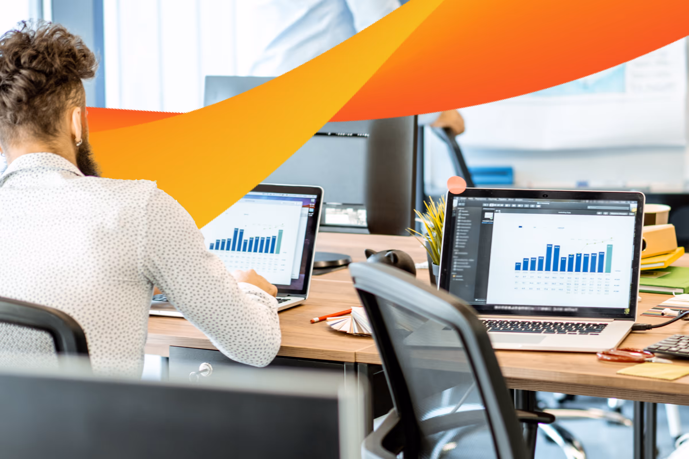 Lavoratore che osserva tabelle di report