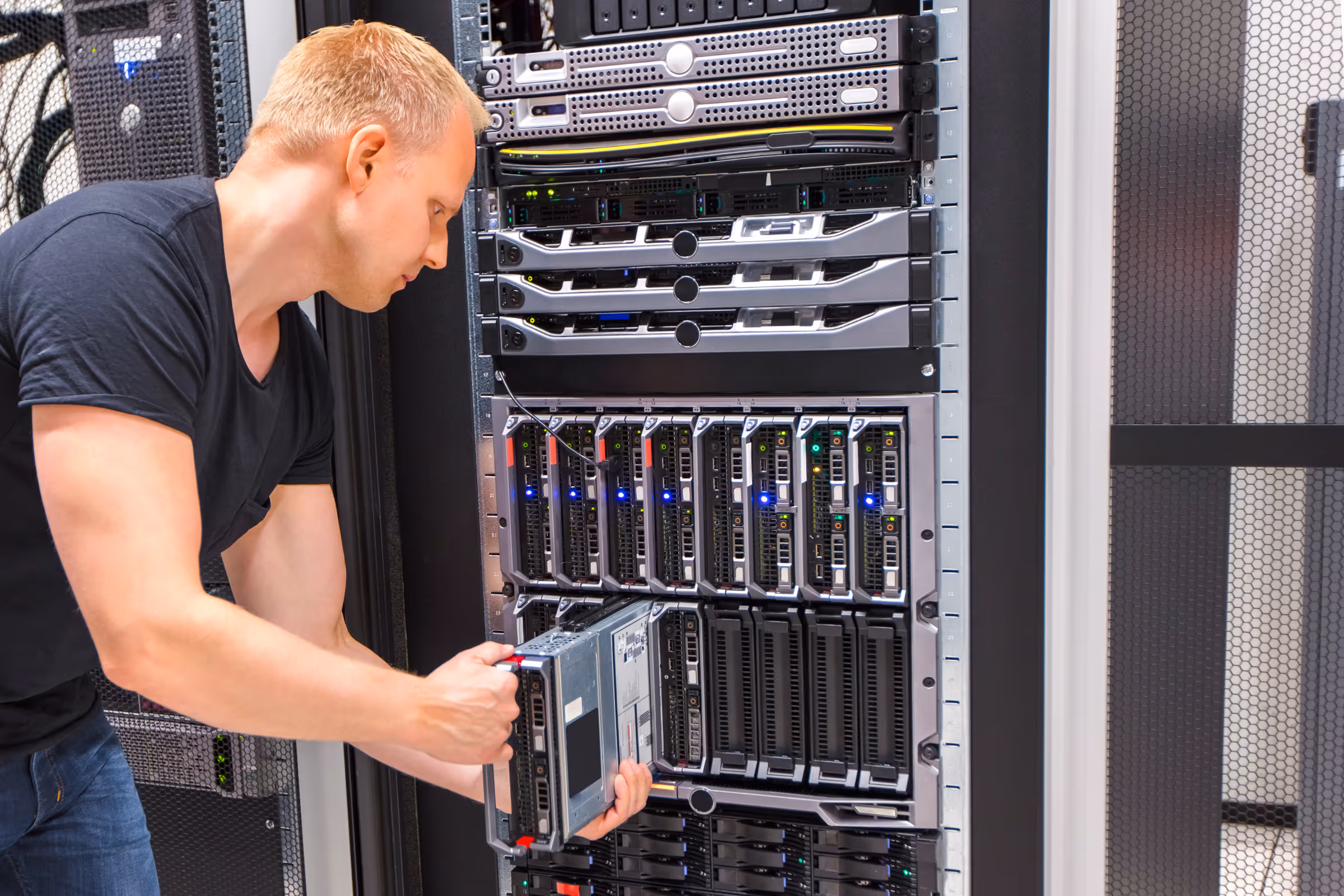 Tecnico che lavora in sala server