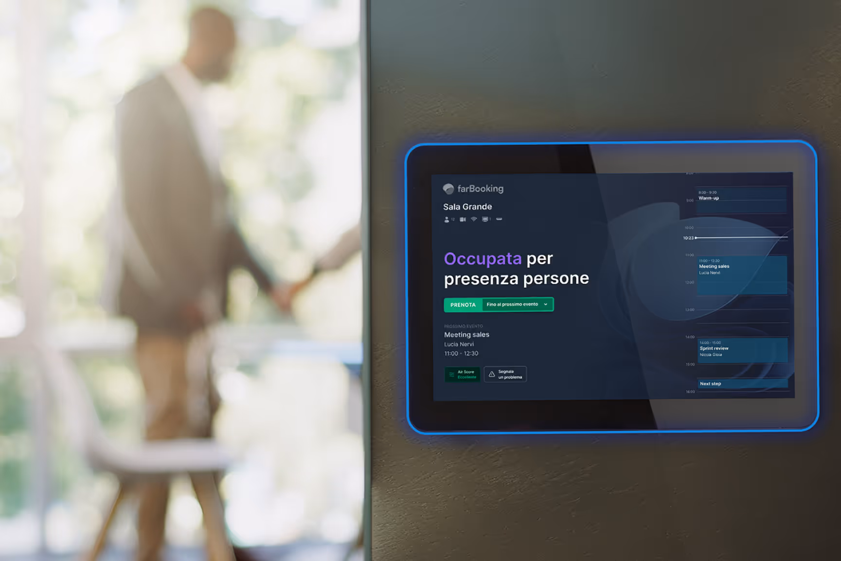 dipendente che cammina fuori da una sala riunioni