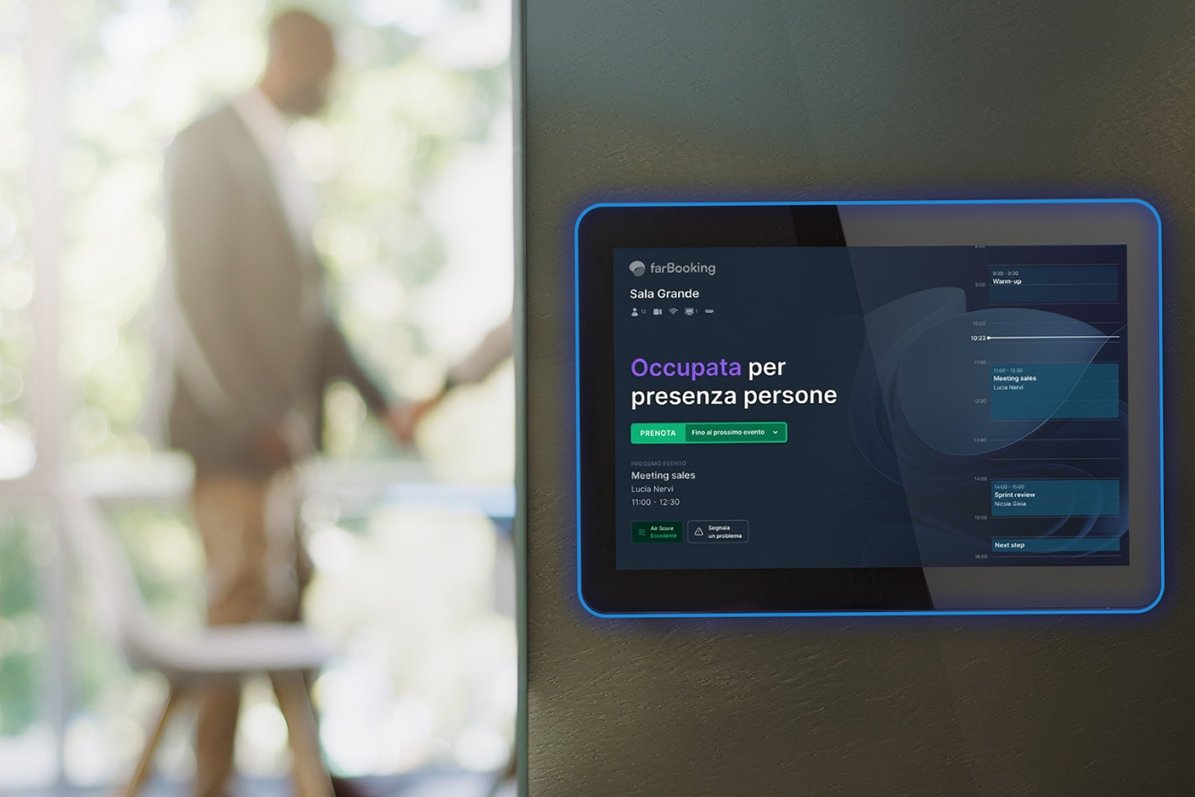 dipendente che cammina fuori da una sala riunioni