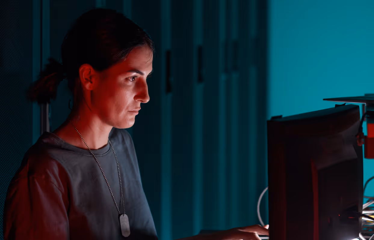 Addetta alla sicurezza in sala server