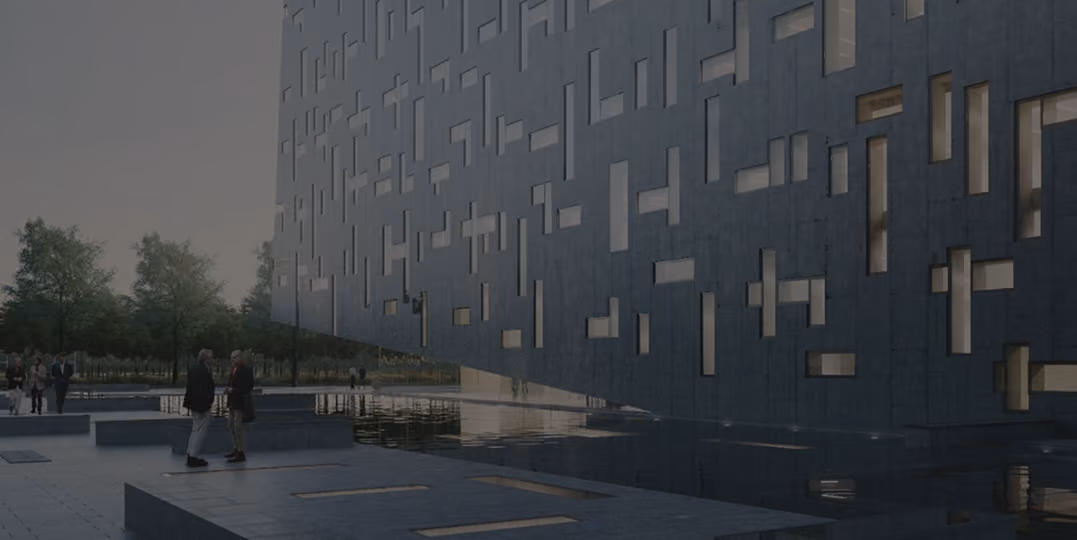 Edificio moderno con facciata antracite punteggiata da finestre rettangolari di varie dimensioni, situato sopra una piscina riflettente, con persone che camminano e parlano in un'area pavimentata con alberi sullo sfondo al tramonto.
