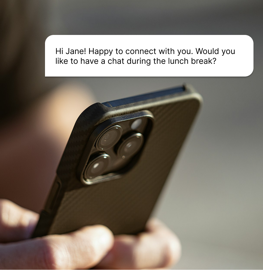 En person som håller i en mobiltelefon