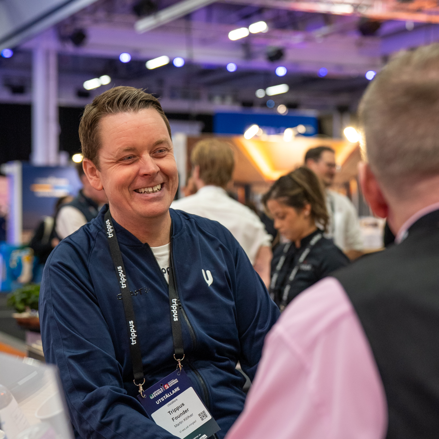 Två personer som skrattar vid ett möte