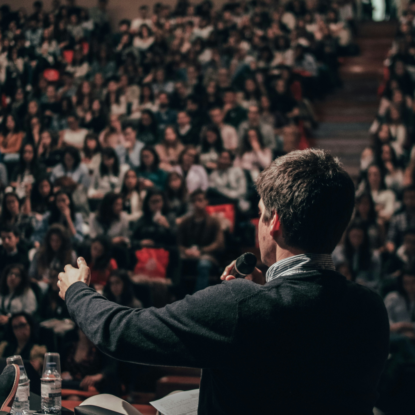 En person som håller en presentation på en scen