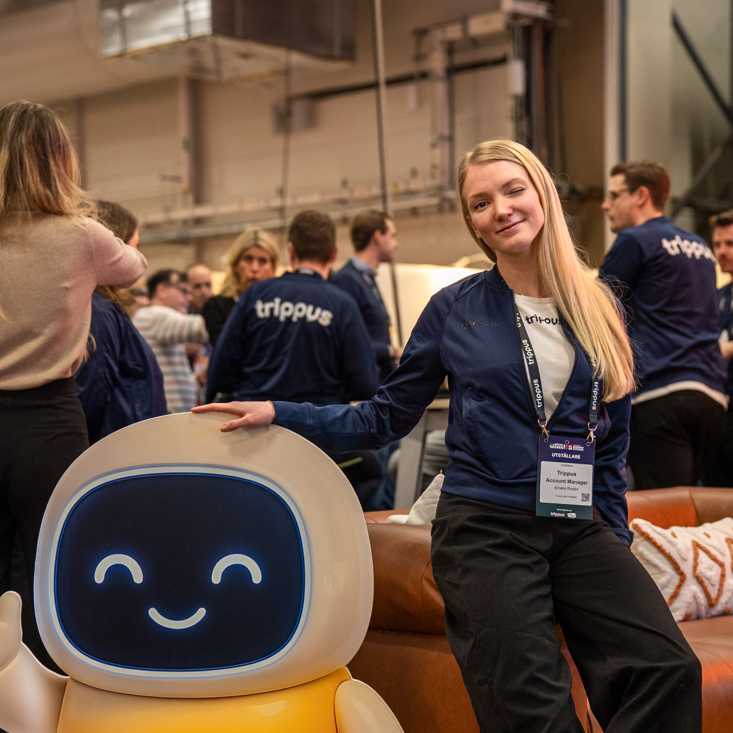 En glad person vid en kartongfigur