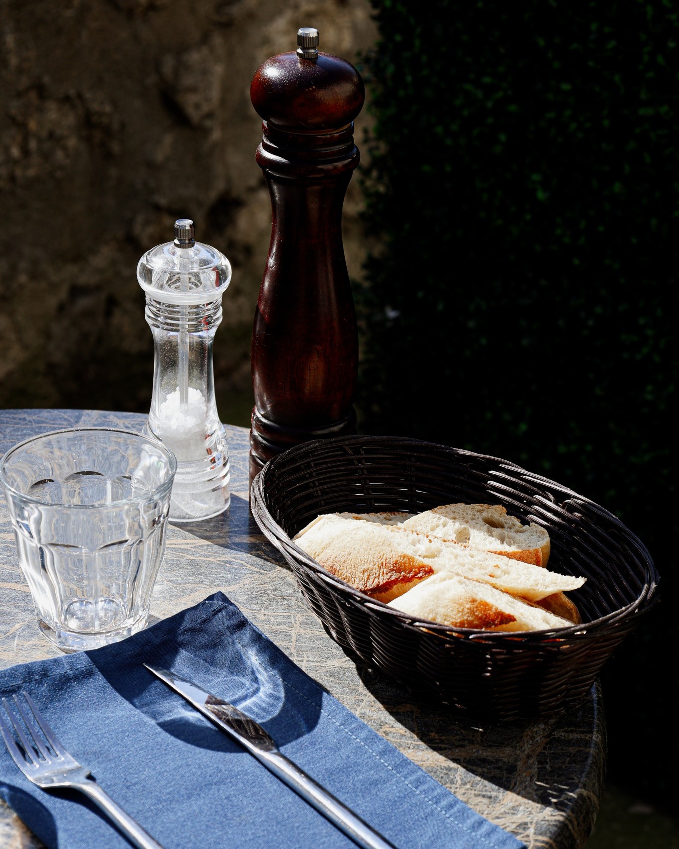 table sur la terrasse du Gonzague