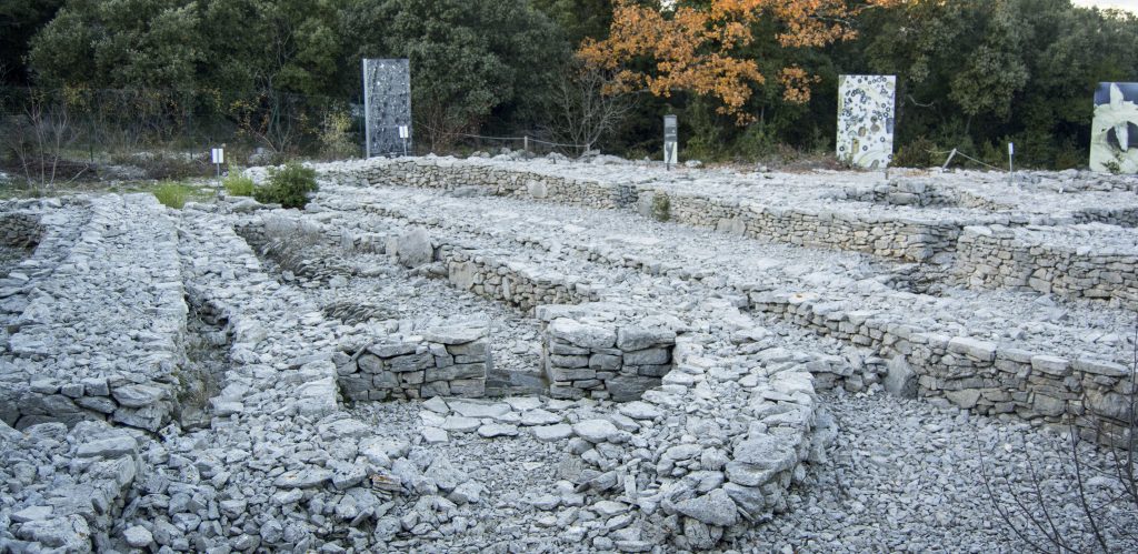 Les murs de pierre sèche du village préhistorique de Cambous