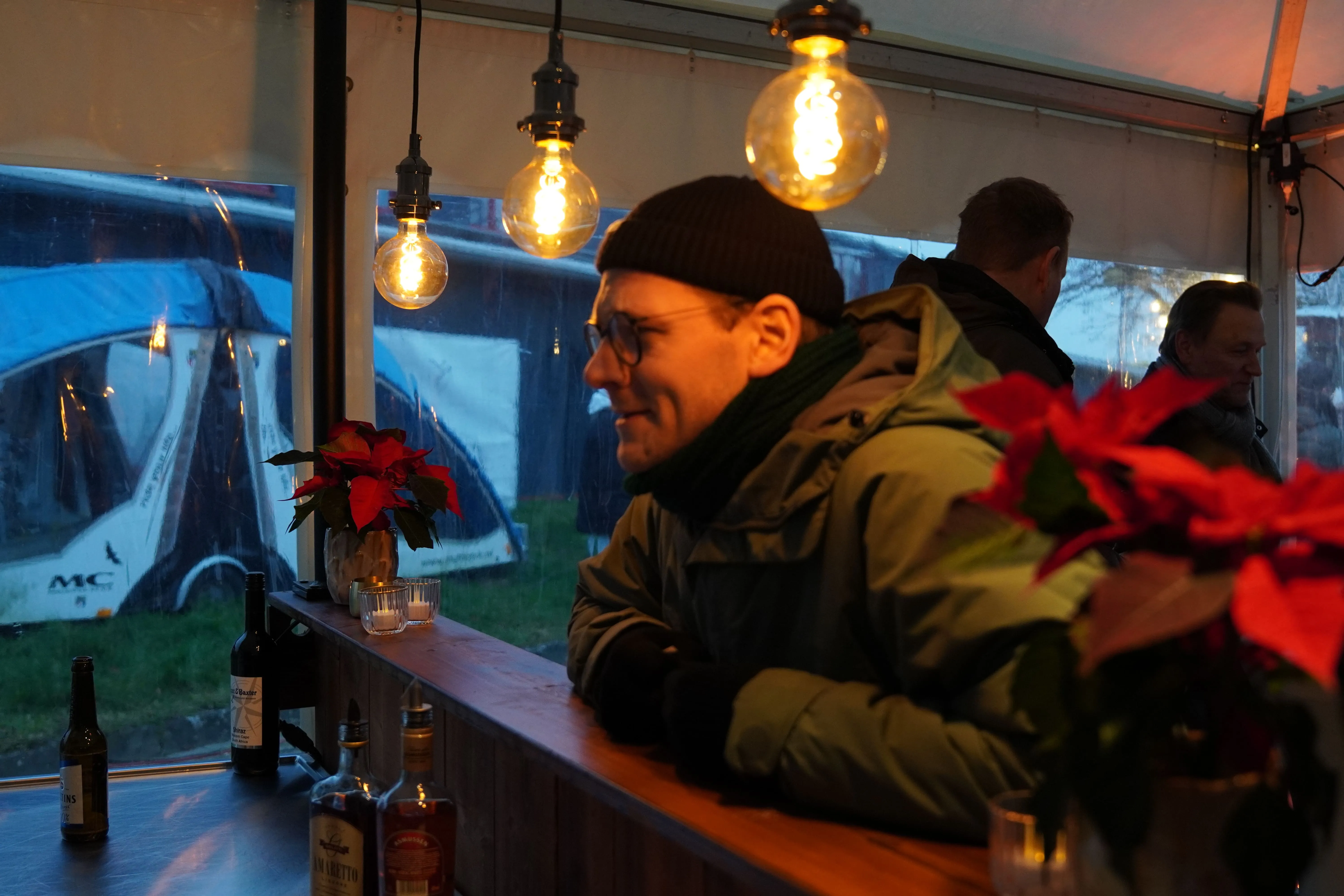 Jemand bestellt etwas an der Theke