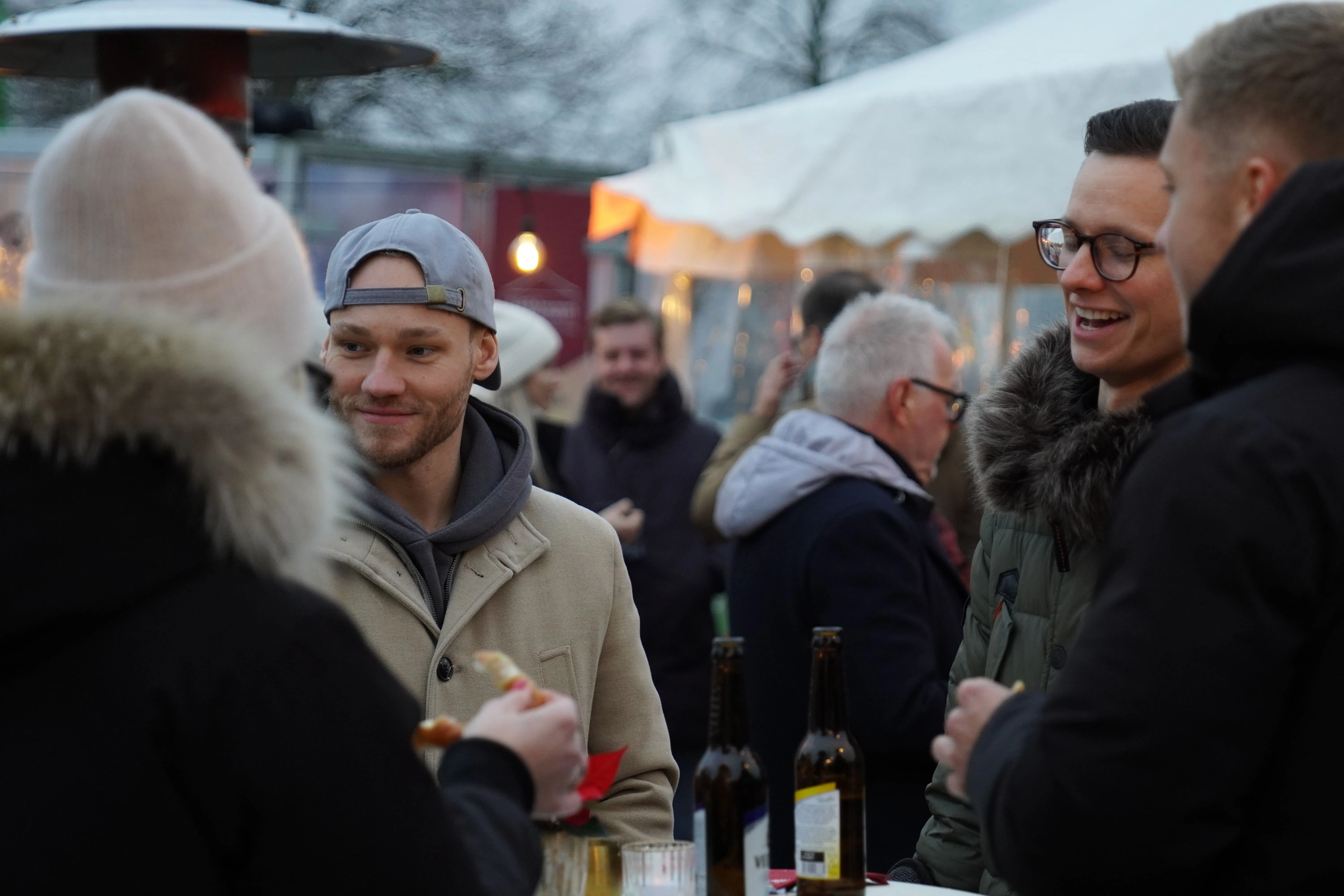 Menschen am reden und lachen