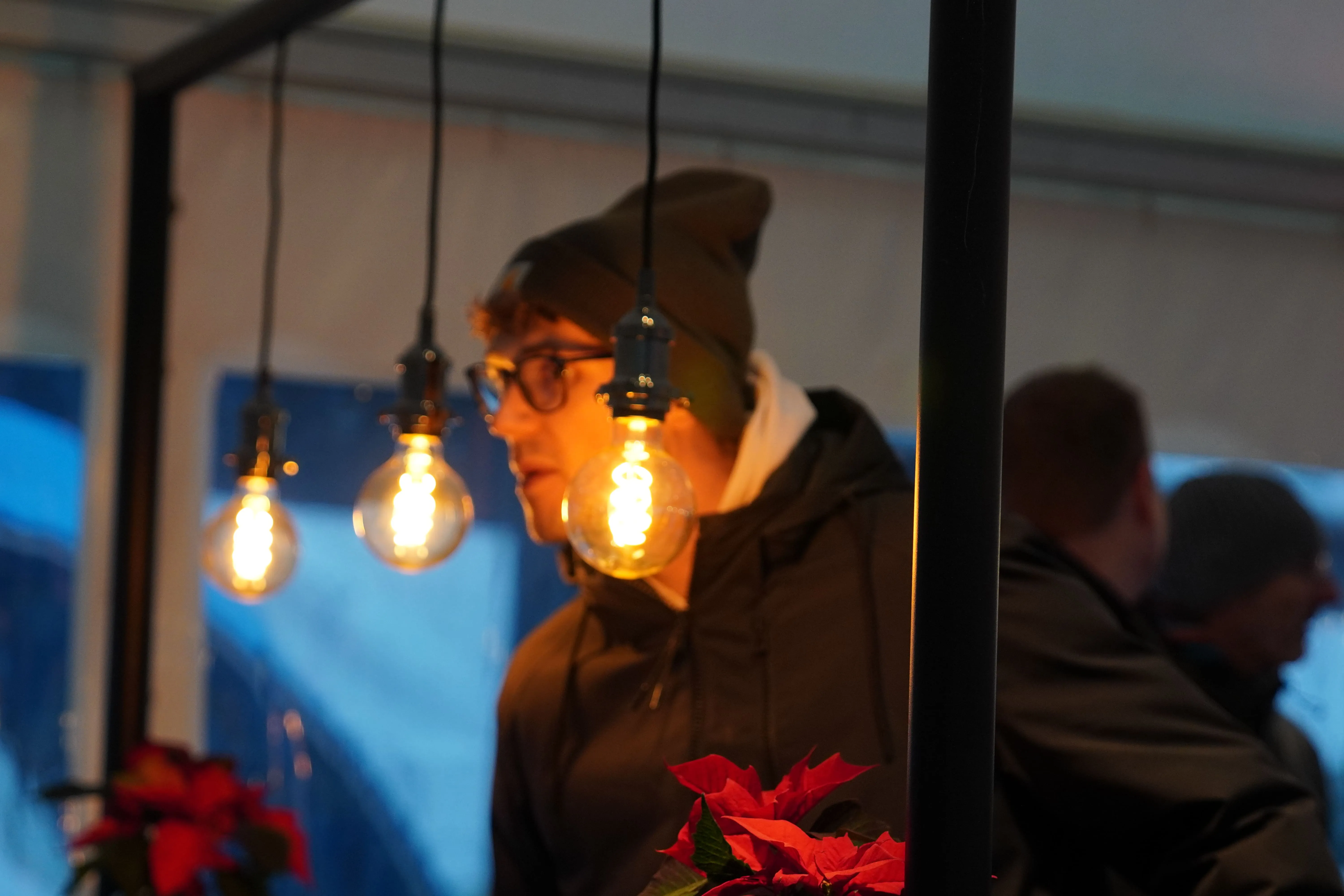 mensch bestellt etwas an theke