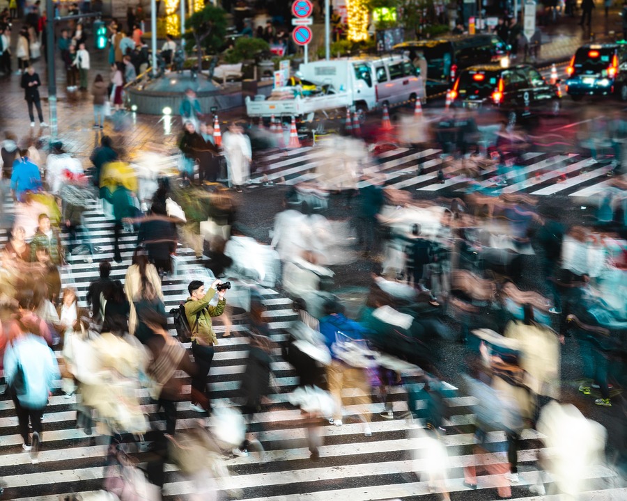 617-blured-city-crowd