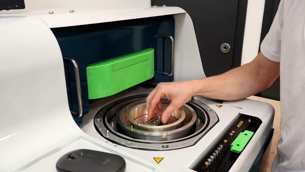 “Linseis UDSC L64 Ultimate DSC diferansiyel taramalı kalorimetre cihazı – yüksek hassasiyetli termal analiz için tasarlanmış, açık numune haznesi görünen laboratuvar analiz ekipmanı.