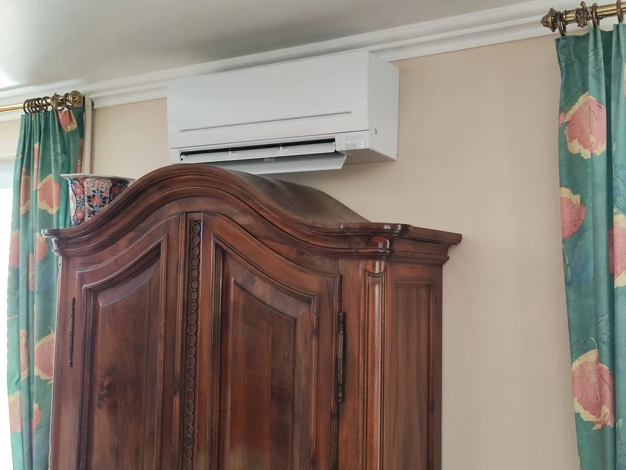 Climatisation réversible Mitsubishi Electric installée par Axe Énergies