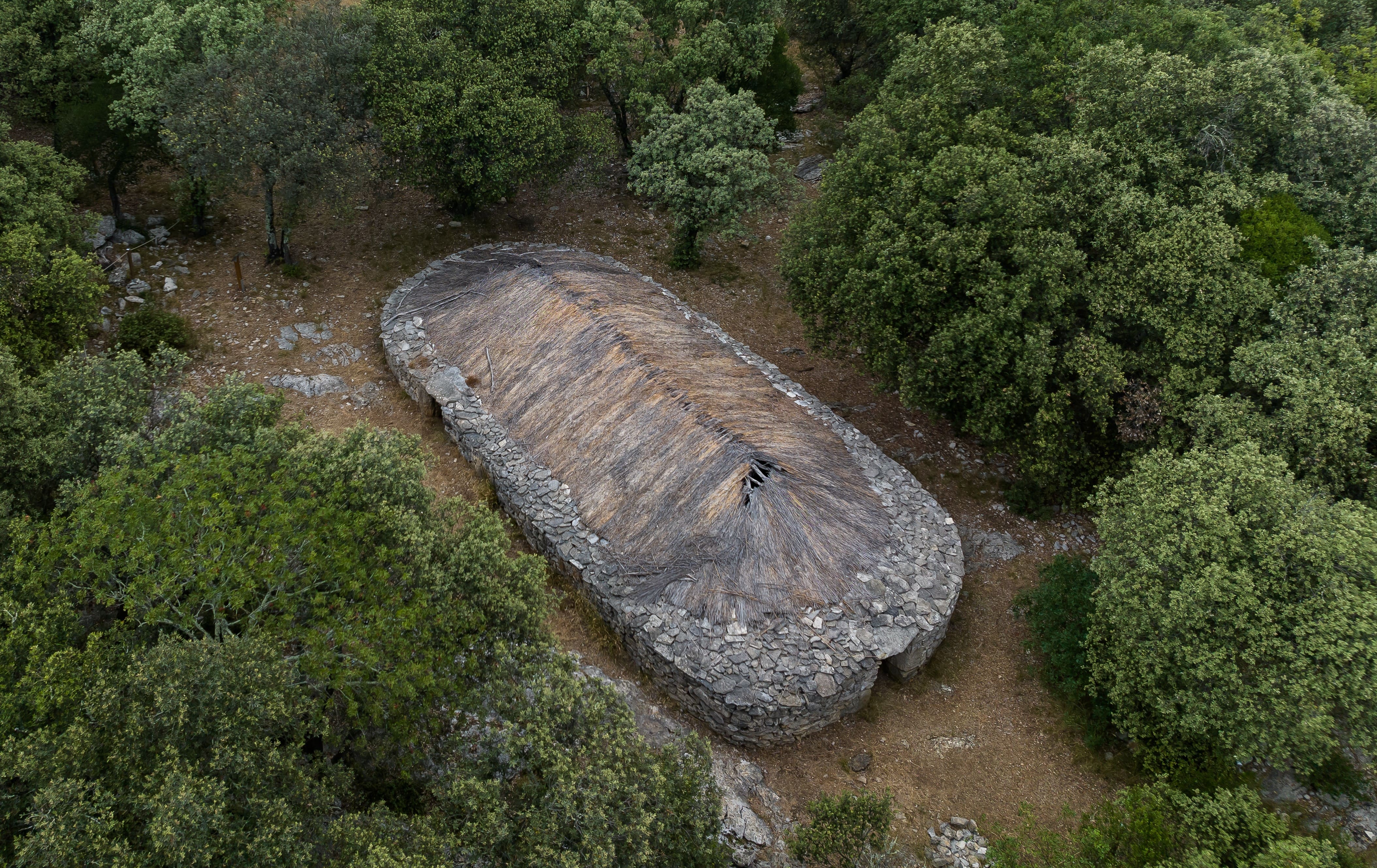 Restauration du toit de la maison reconstituée
