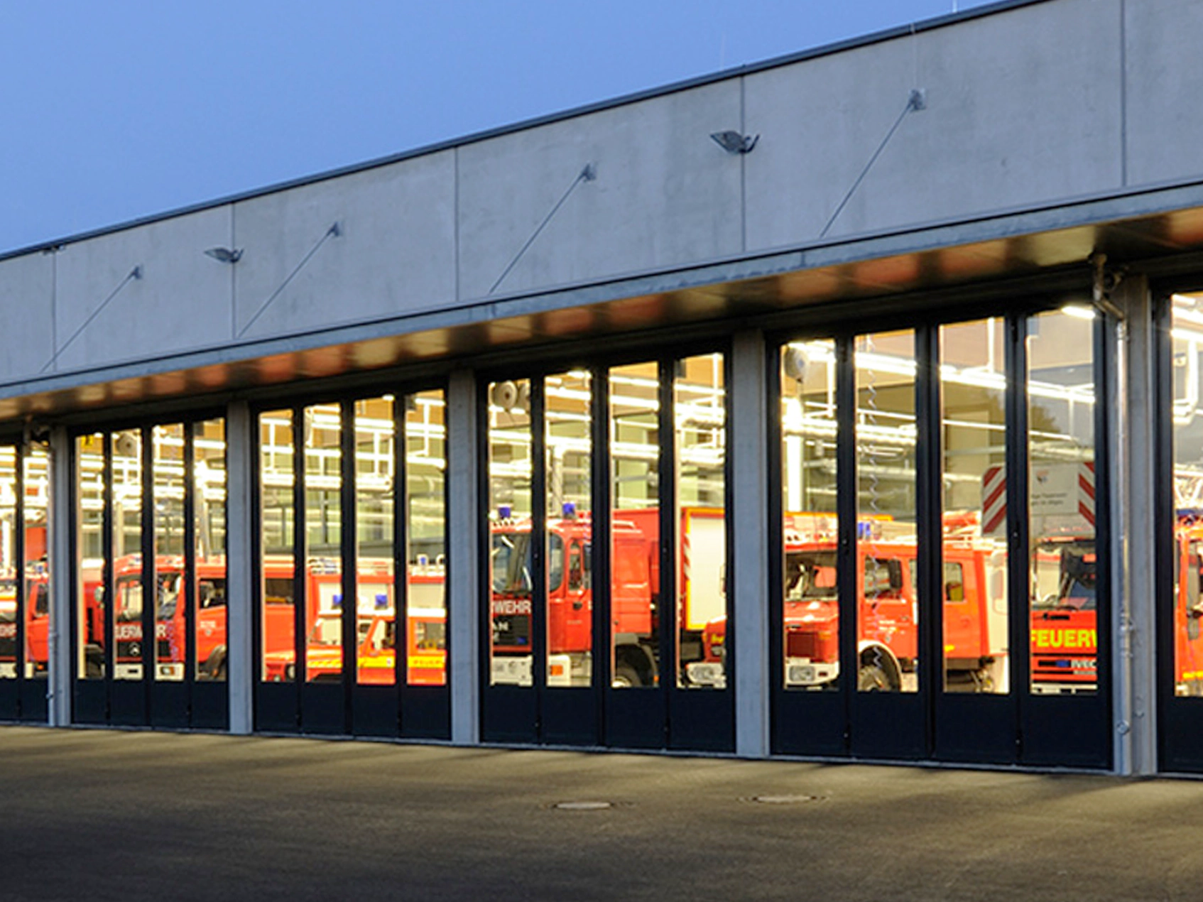 Verglaste Falttore an einer Feuerwache