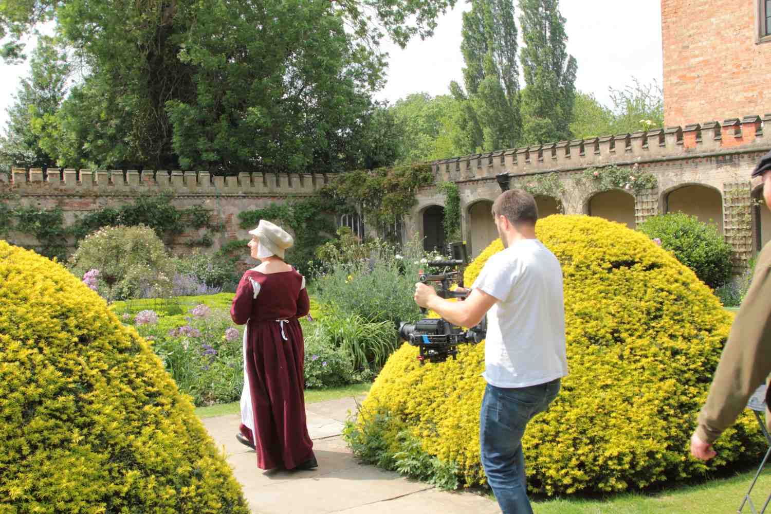 photo a man video shooting a woman for brand film