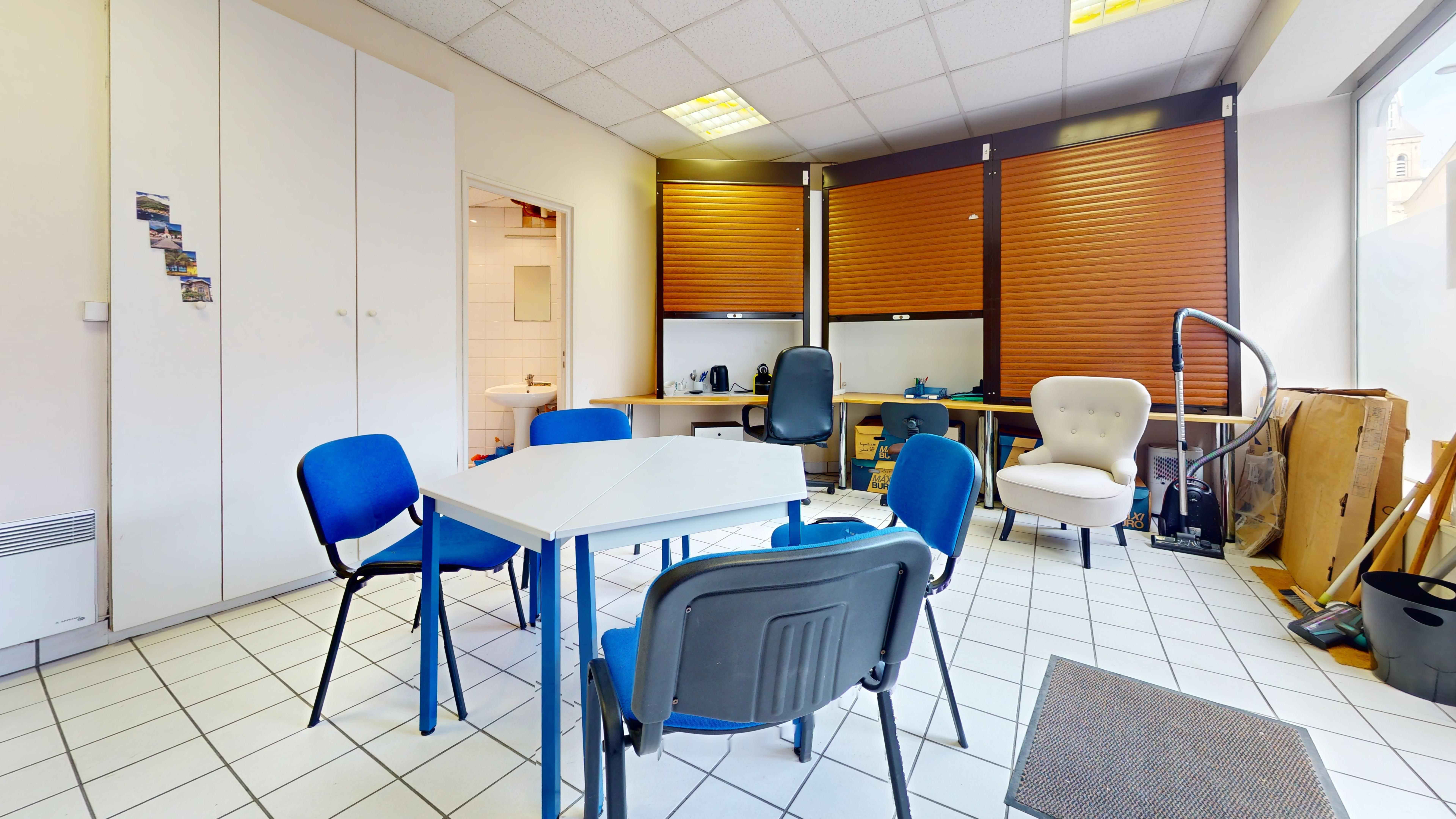 **Local commercial 25 m² – Paris 13e | Dispo immédiate** Entre métro Olympiades (L14) et Nationale (L6), local en RDC avec accès direct sur rue. Espace principal de 24,30 m² (4,36 x 5,84 m, hauteur 2,69 m) + rangement 1,40 m². Idéal **professions libérales** (médical, conseil, paramédical) ou commerce sans nuisances. Restauration non autorisée. **Exclusivité IMNOVIA** – Contactez-nous pour visiter.