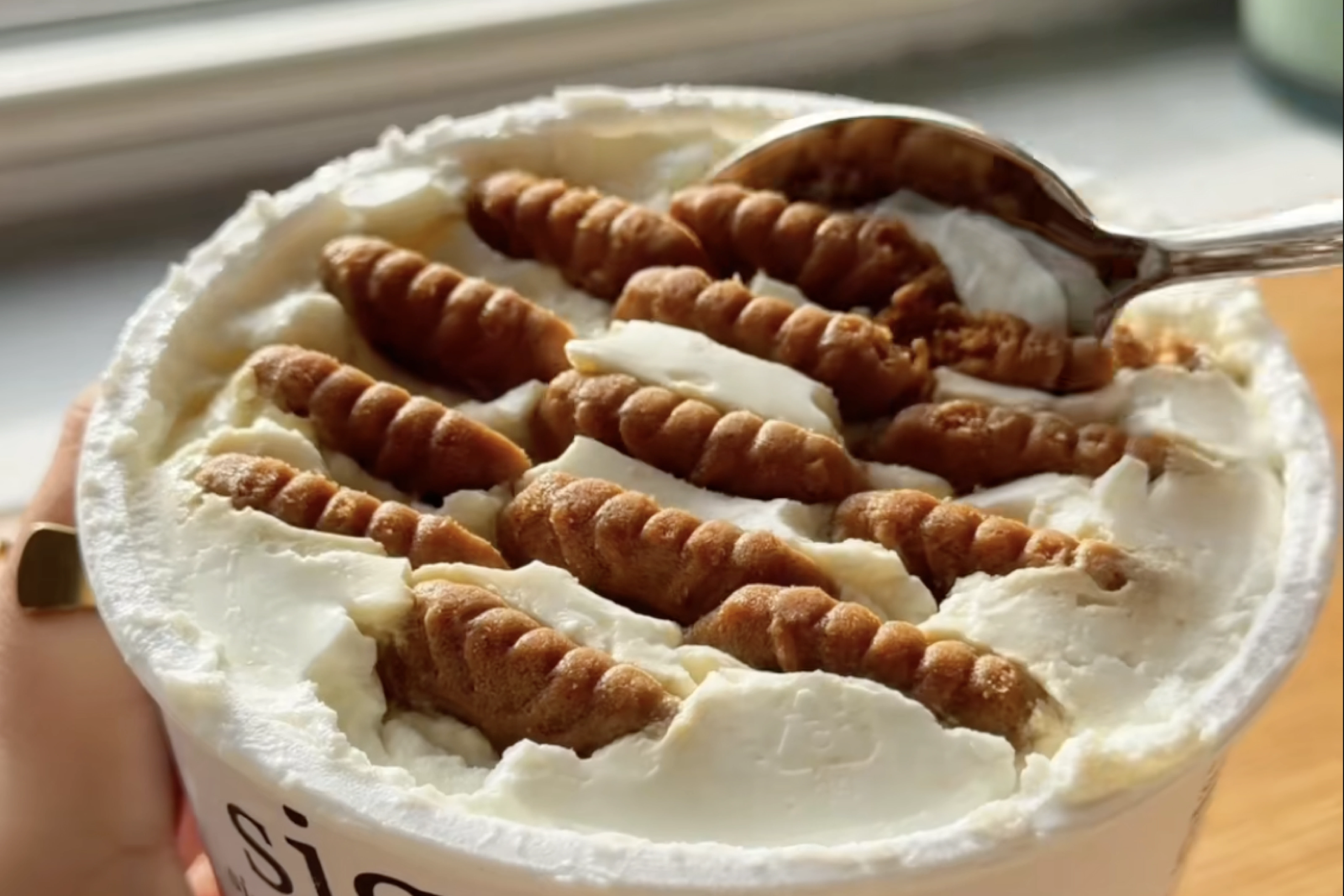 Smartphone avec une capture écran du réseau social Telegram