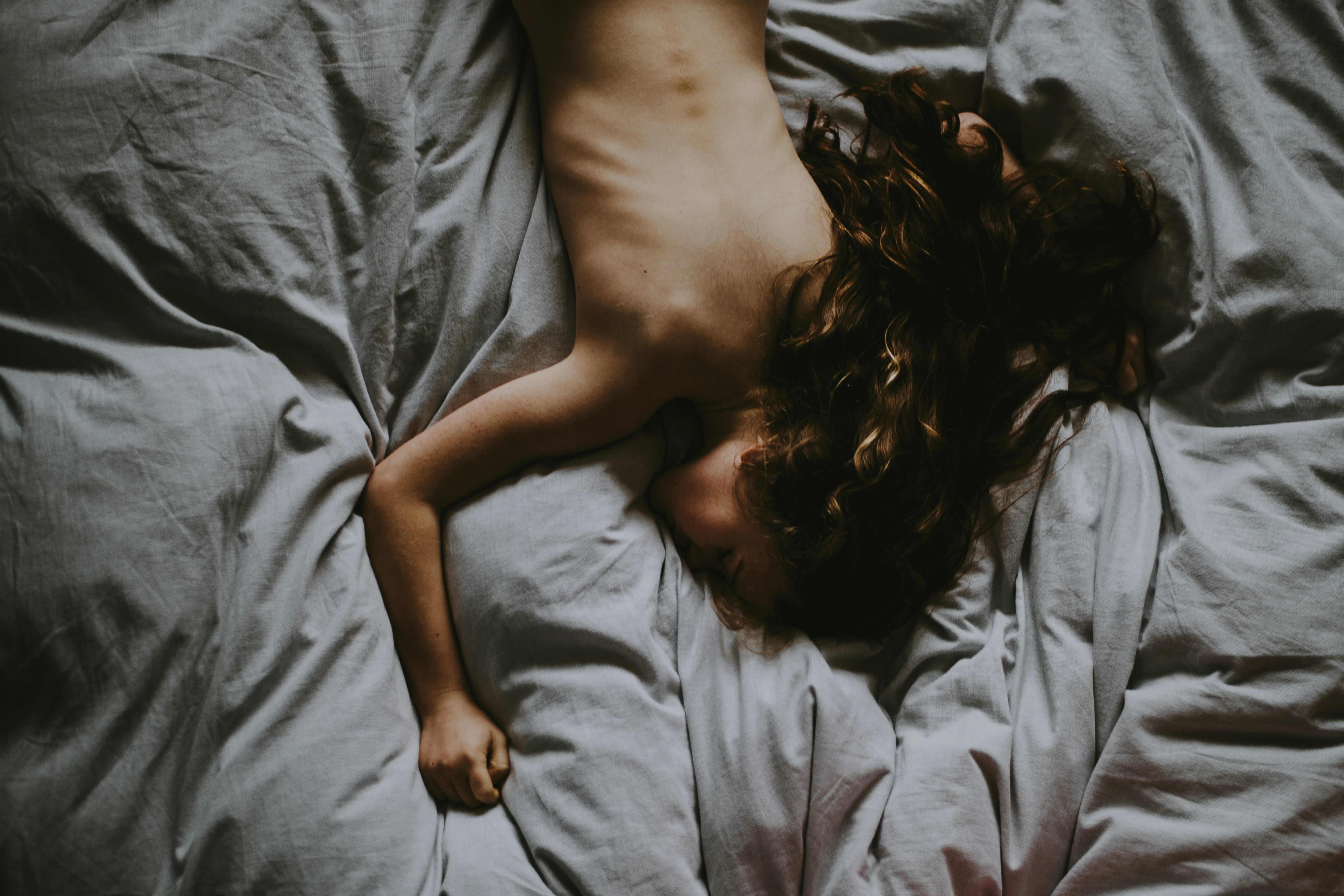 Depuis quelques semaines, les régulateurs européens accélèrent sur une idée claire : interdire les applications capables de générer des images nues.