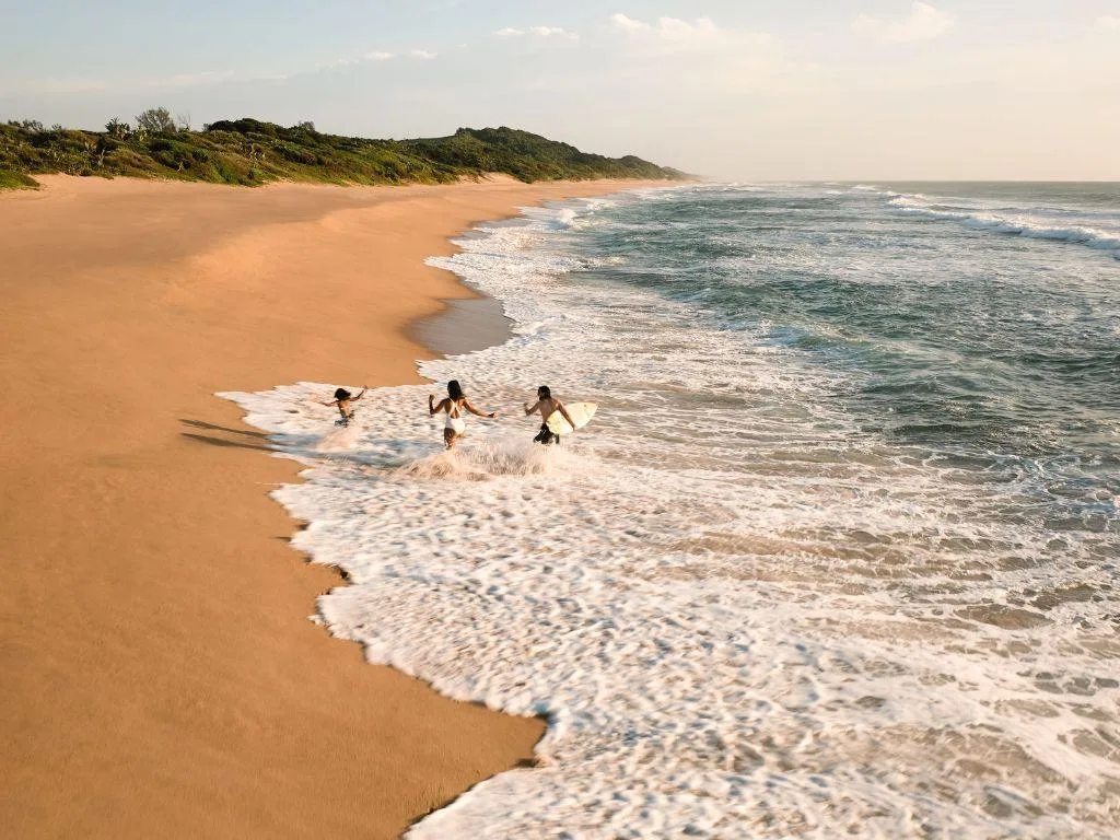 Donde se encuentran el surf, los safaris y el lujo