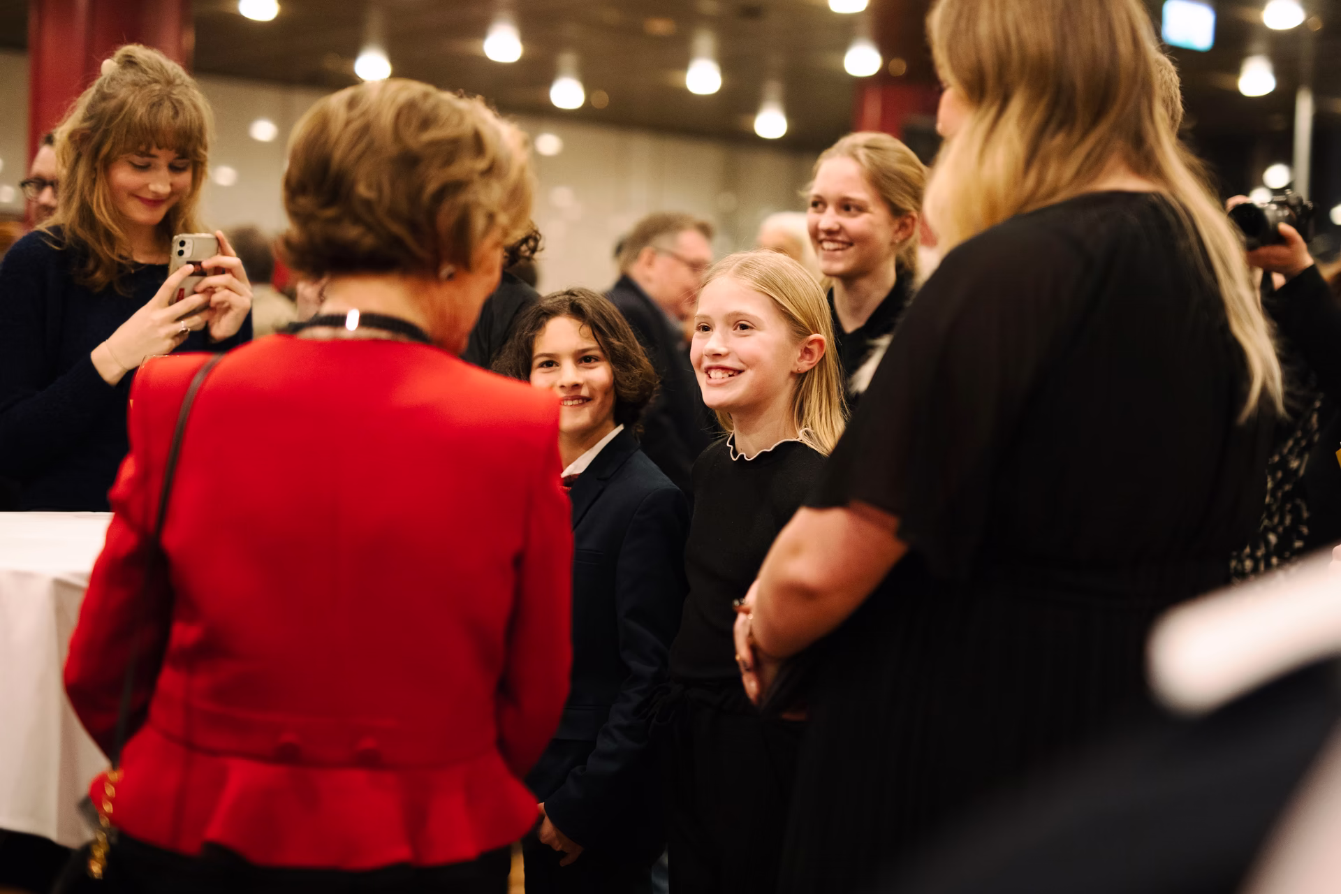 H.M Dronning Sonja æret åpningskonserten av Orkesteråret med sin tilstedeværelse. Og ønsket å samle noen av ungdommene som spilte denne kvelden, for en prat etter konserten. Foto: Malene Økland H.M Dronning Sonja æret åpningskonserten av Orkesteråret med sin tilstedeværelse. Og ønsket å samle noen av ungdommene som spilte denne kvelden, for en prat etter konserten. Foto: Malene Økland