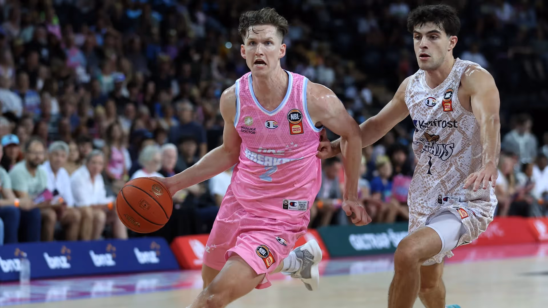 Breakers hold out fast finishing Taipans