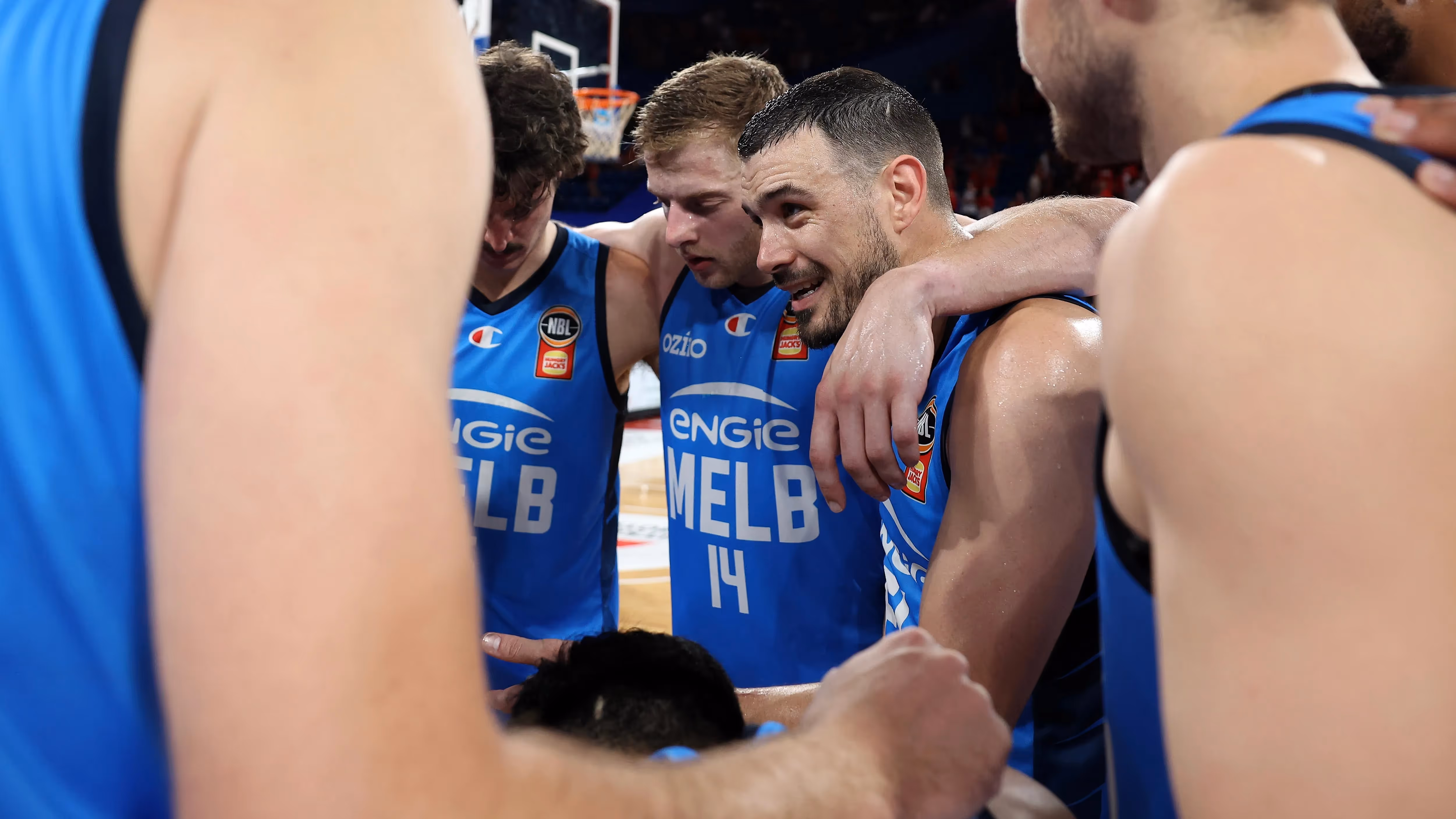 Locked-in United hit back in Perth