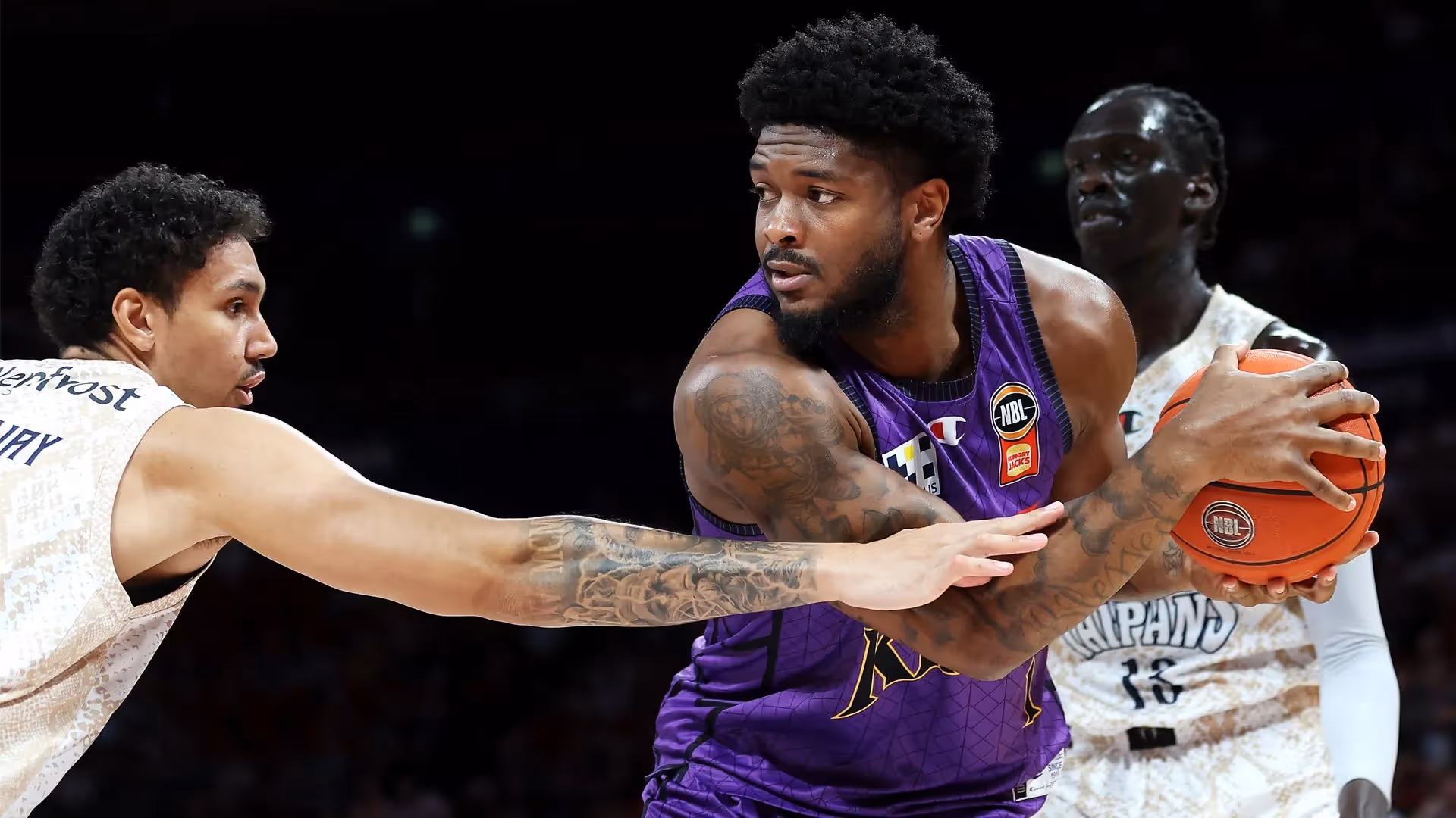 Noi, Oliver help Kings escape Taipans