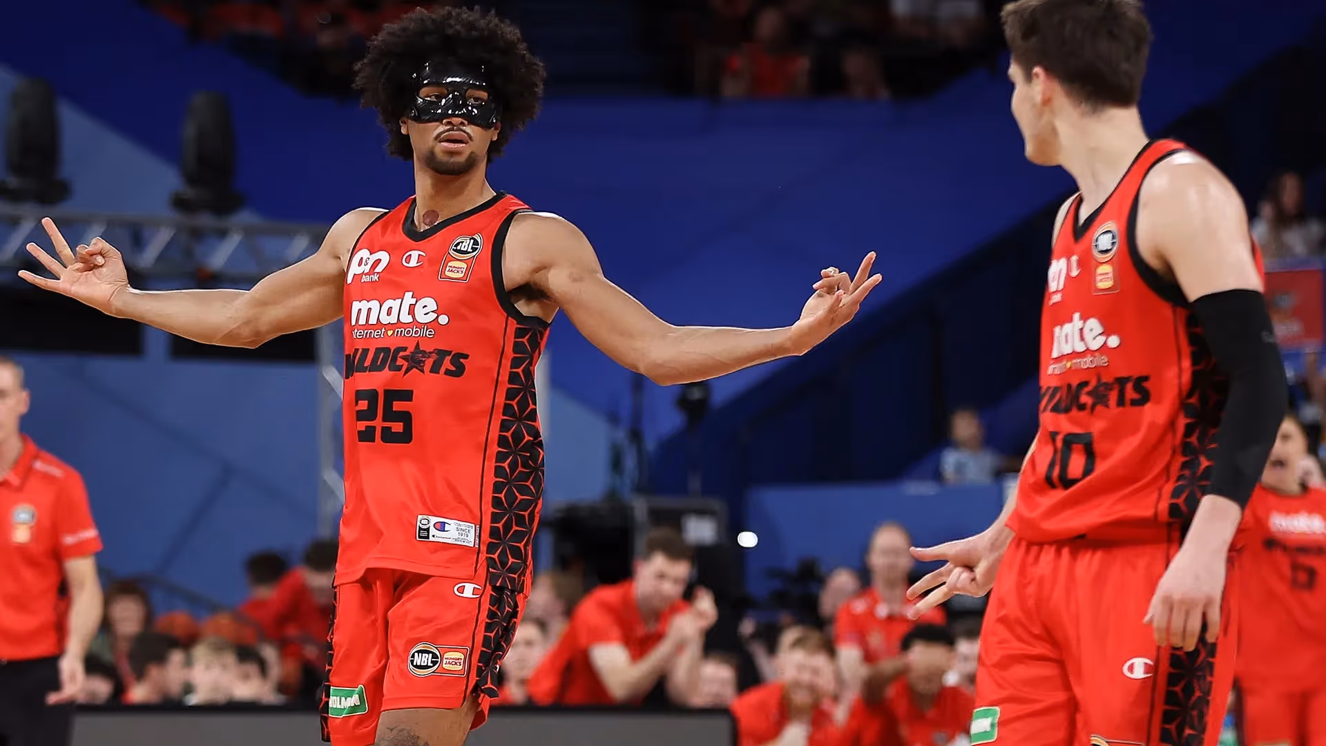 Pinder explodes as Wildcats beat Kings