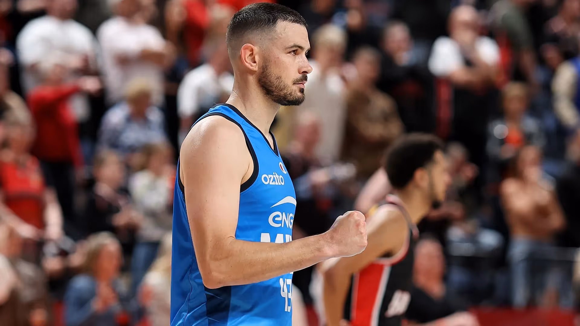 United dig deep to knock off Hawks