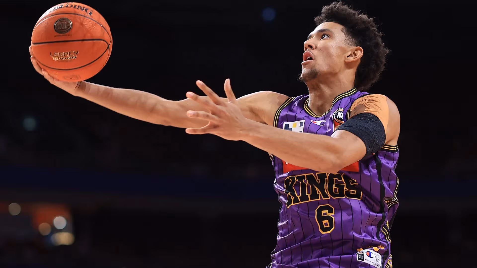 Sydney's Galloway signs two-way deal with Bucks