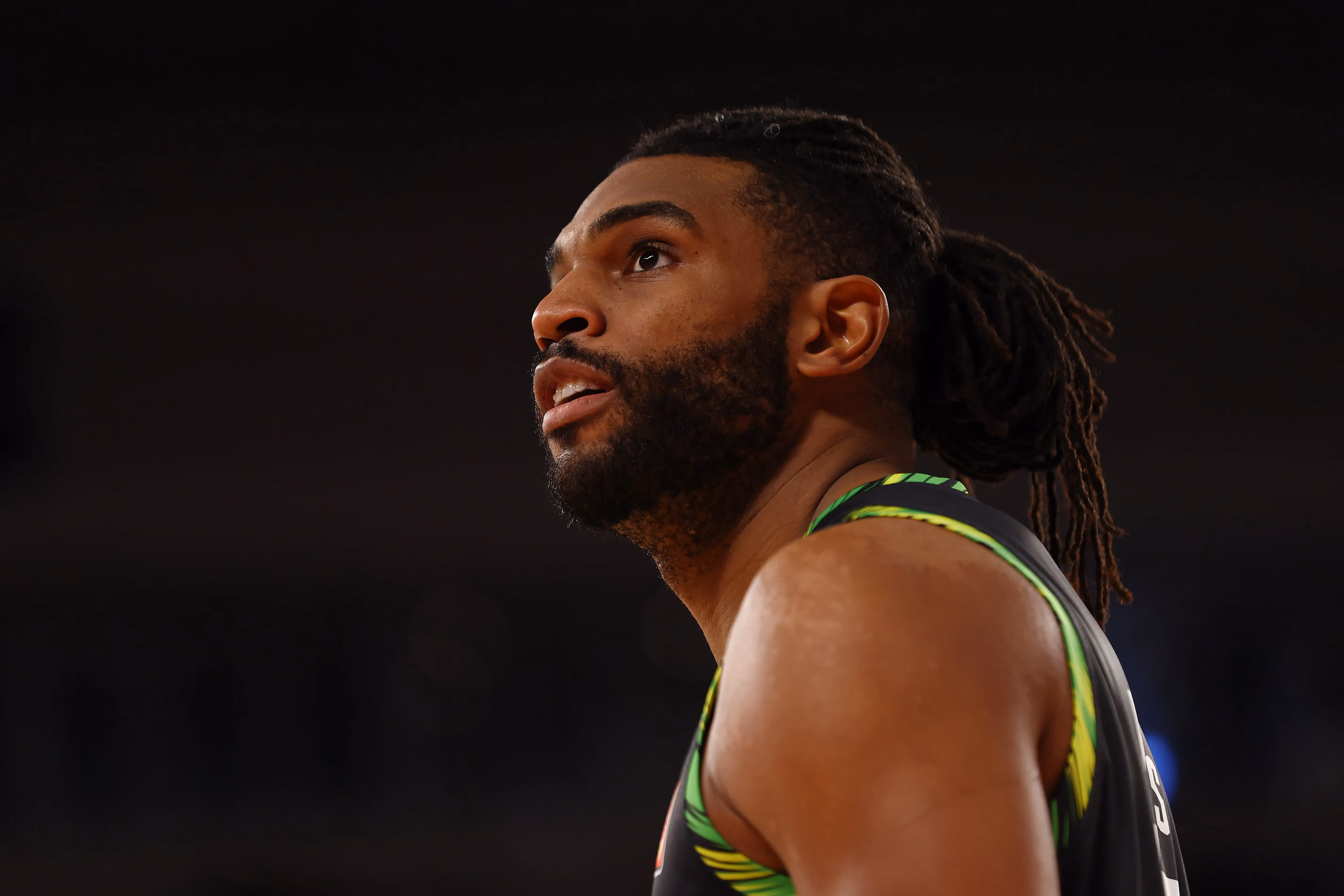 Phoenix survive late rally from Breakers