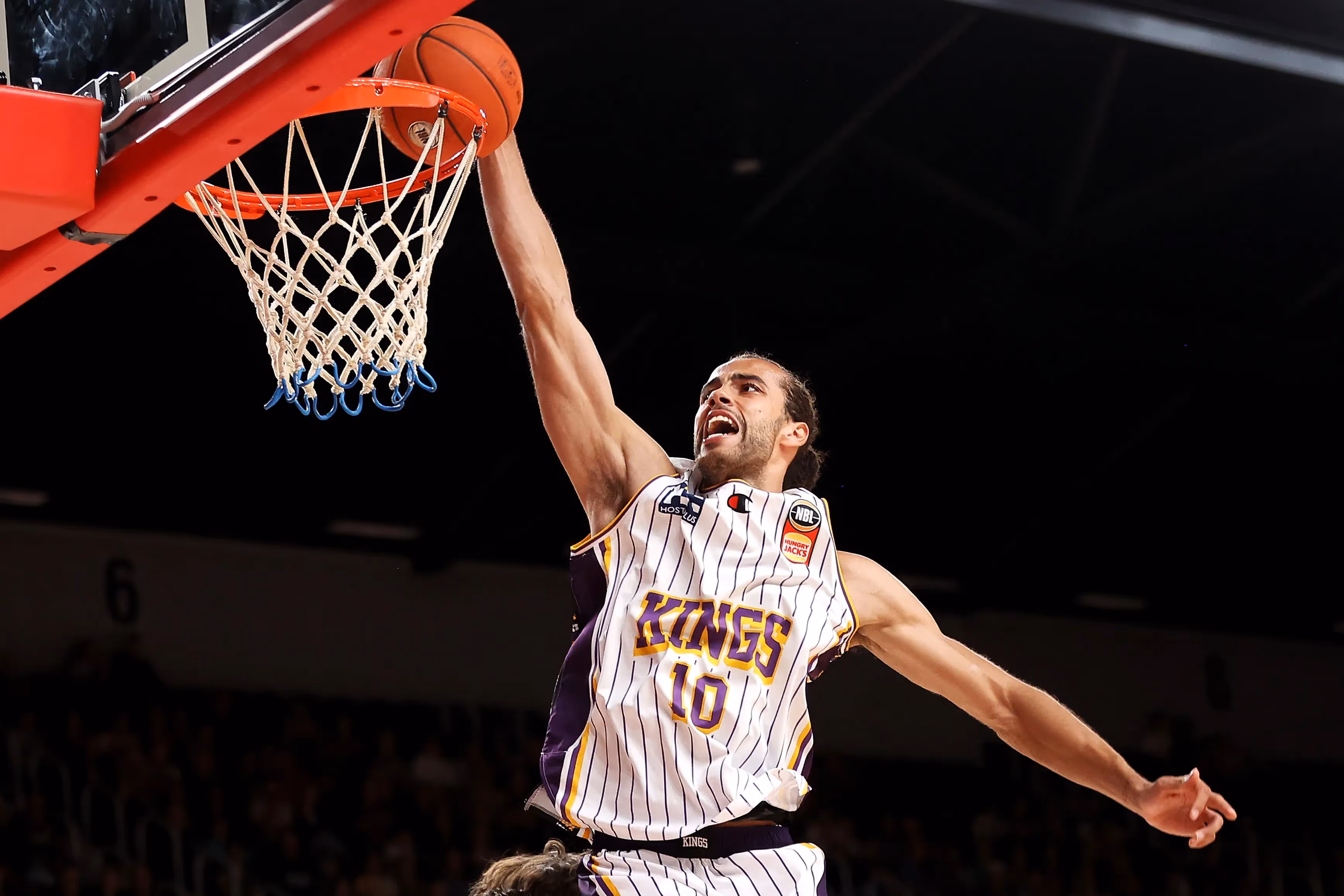 Kings Hold Out Hawks to Stay Top of NBL